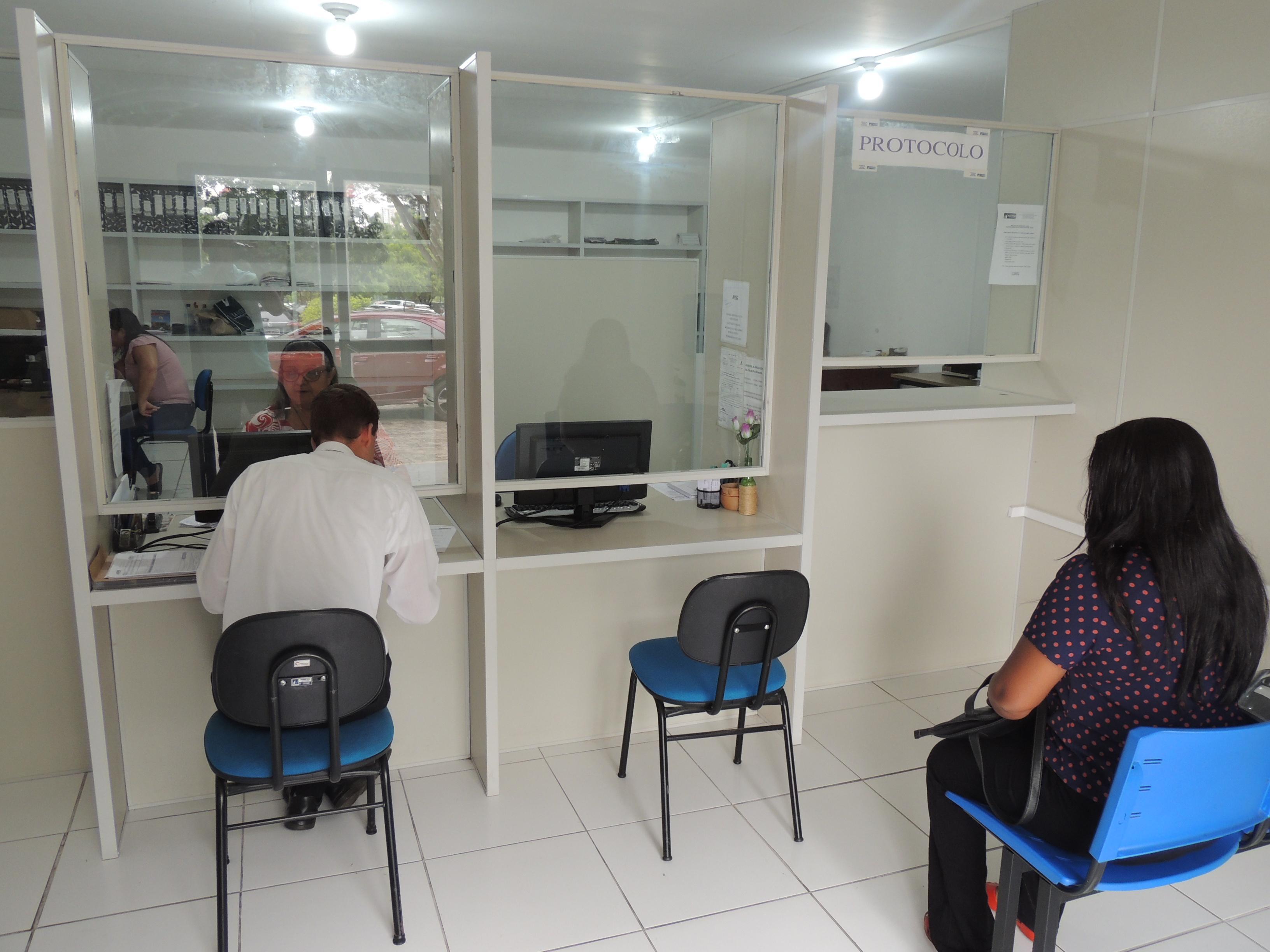 Atendimento ao público no posto localizado na sede da Agespisa, bairro Cabral.