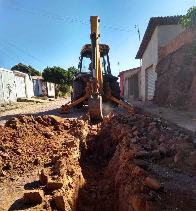 Escavações para interligação do poço locado à rede de distribuição de água.