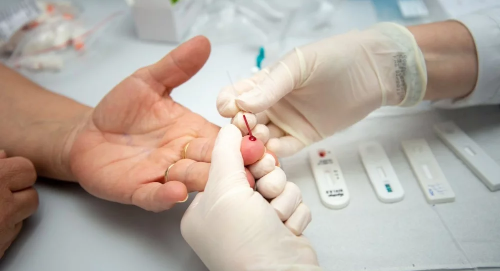 Campanha de prevenção leva testagem rápida, preservativos e orientações sobre IST e HIV a espaços públicos durante o Carnaval.