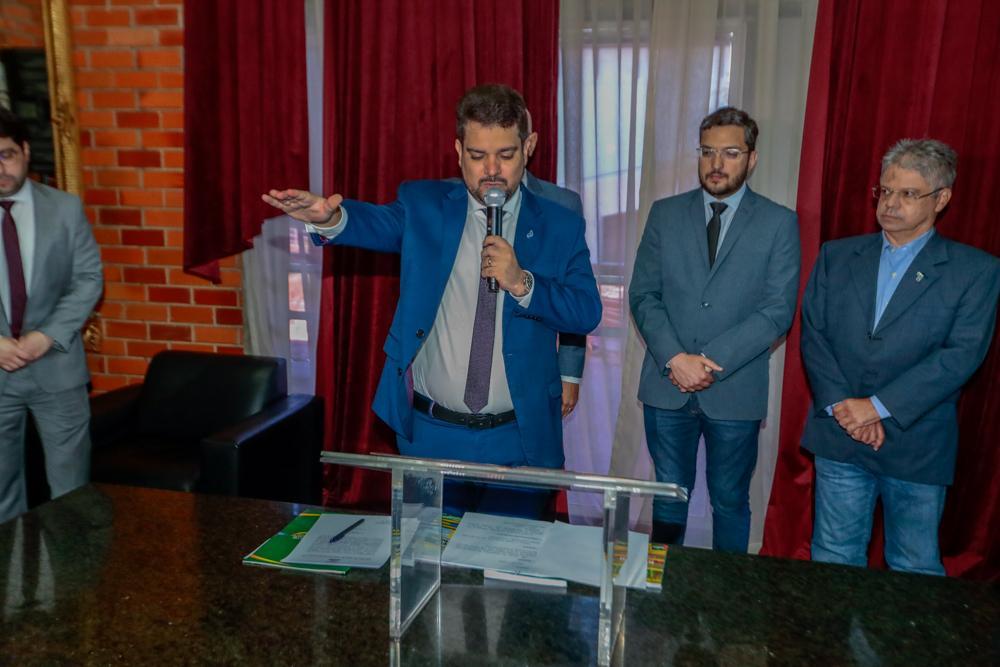 Dogim Félix assume mandato