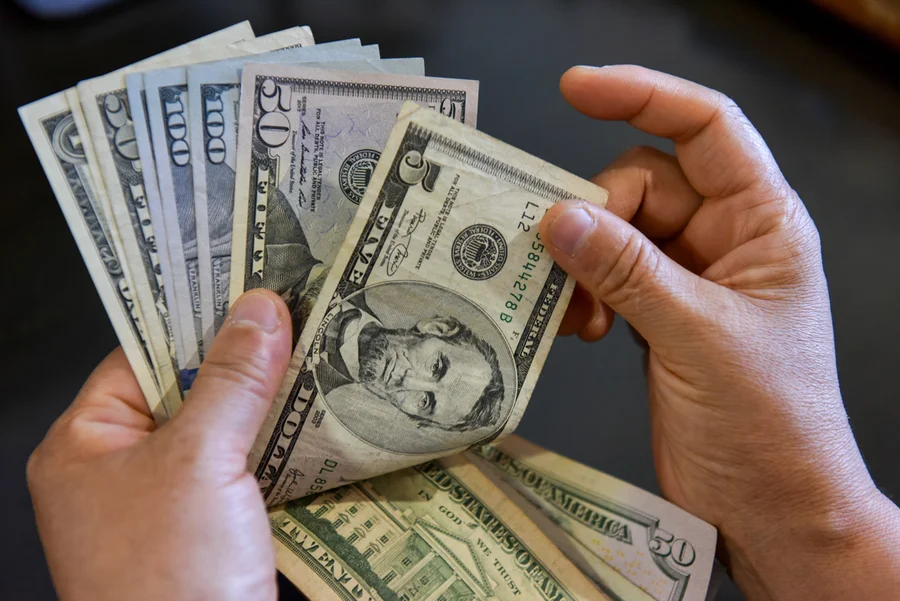 Dólar fecha em queda e Ibovespa avança com apoio de dados de inflação e cenário internacional