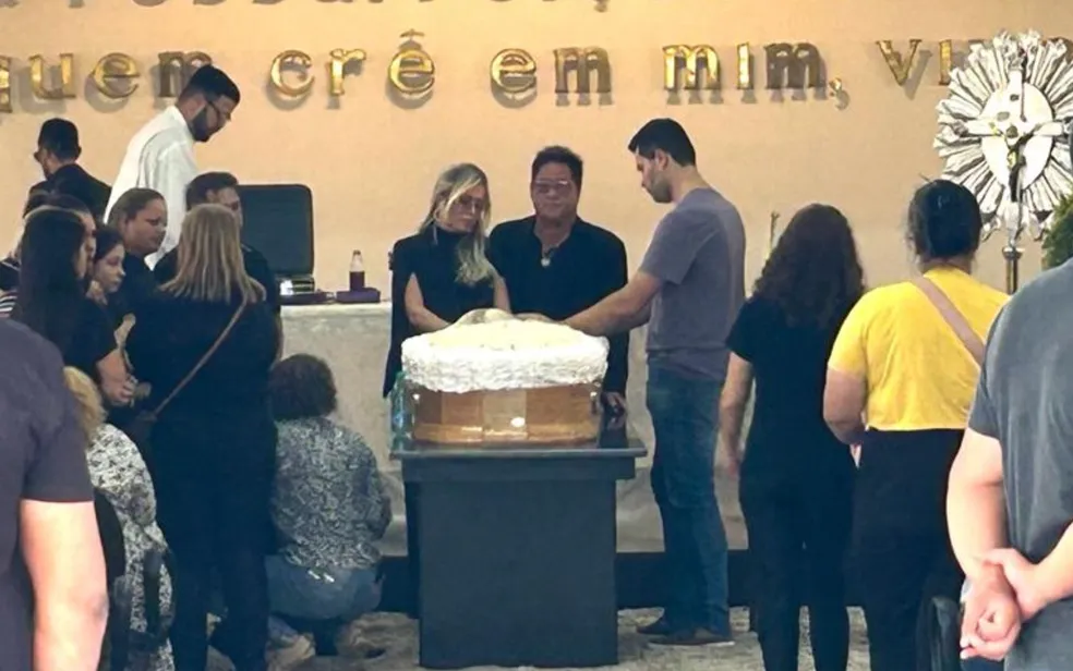 Cantor Leonardo durante velório da mãe, Carmem Divina da Costa