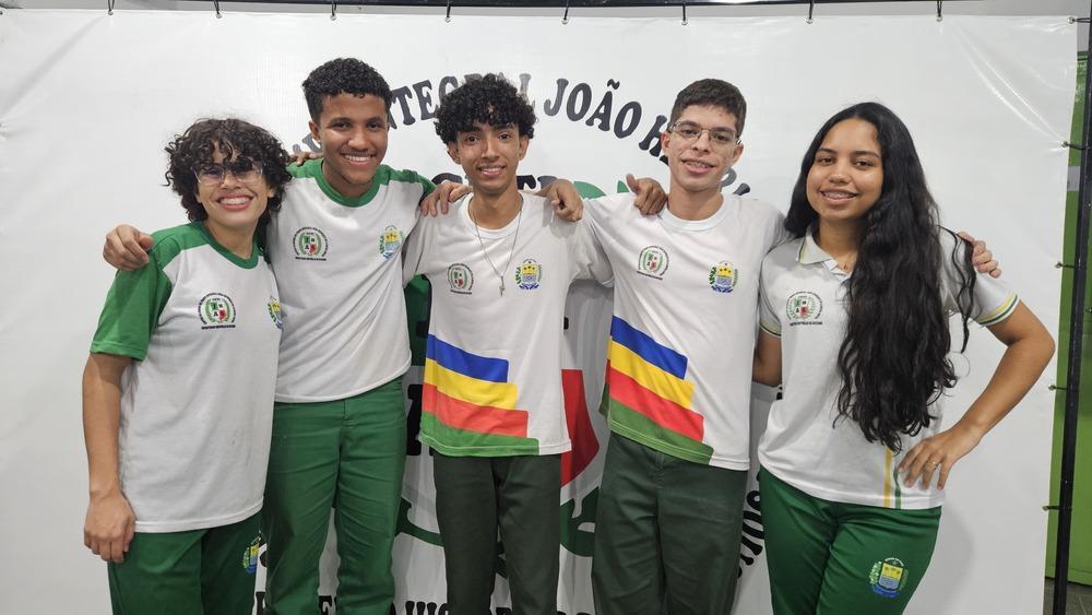 Intercambistas da rede estadual comemoram bom desempenho no Enem 2025 após experiência internacional.