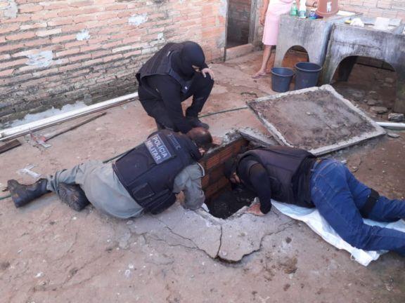 Policiais encontraram muita droga dentro de fossa séptica
