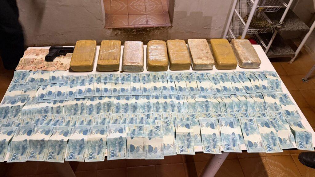 Policiais apreenderam grande quantidade de drogas e quantia significativa de dinheiro