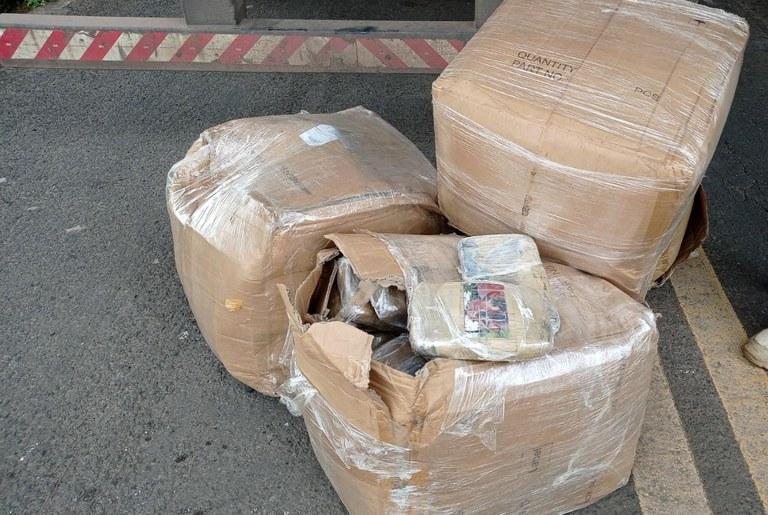 Caixas com droga estavam no caminhão, apreendido pela PRF