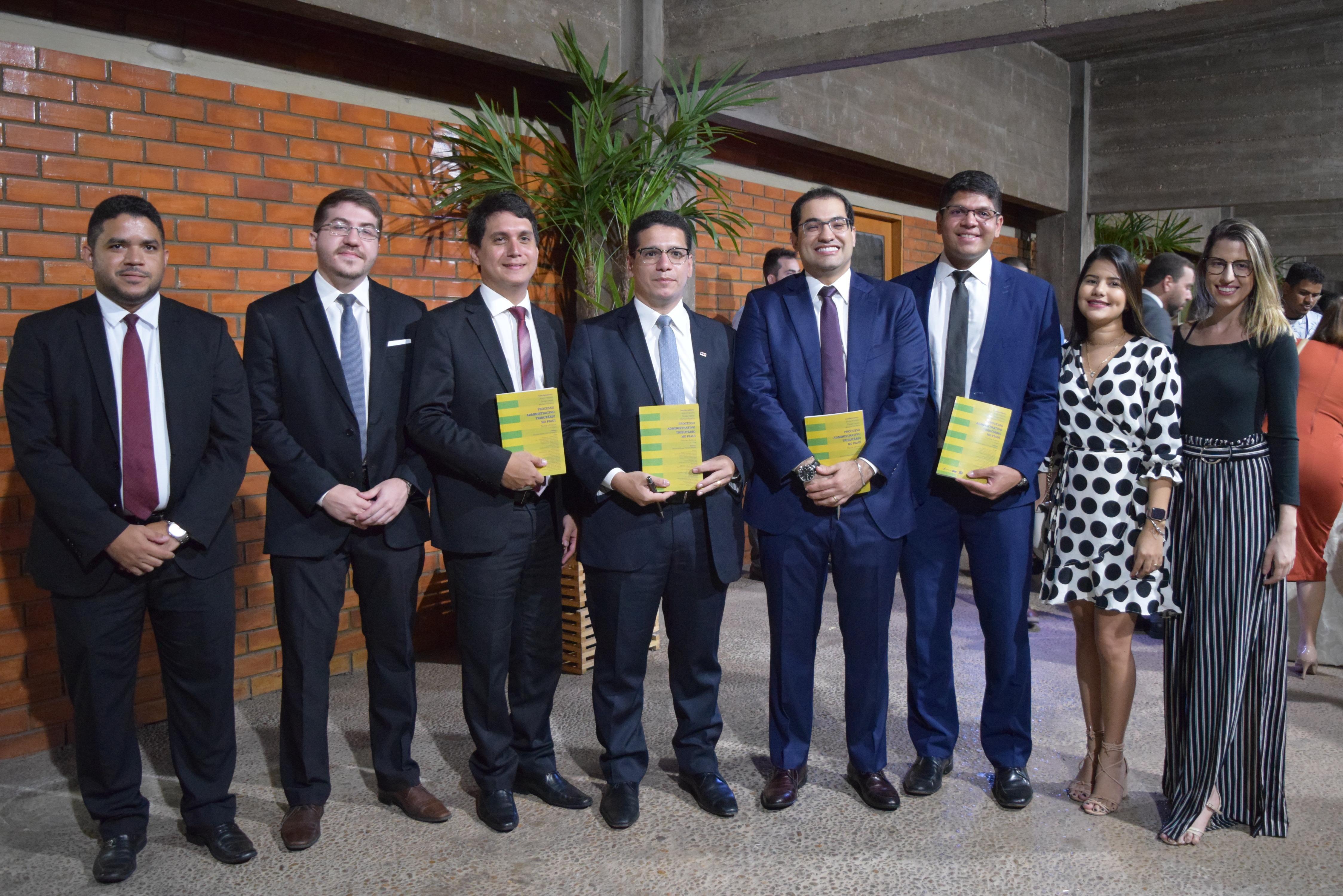 No livro consta artigo elaborado pelo advogado Wildson Oliveira