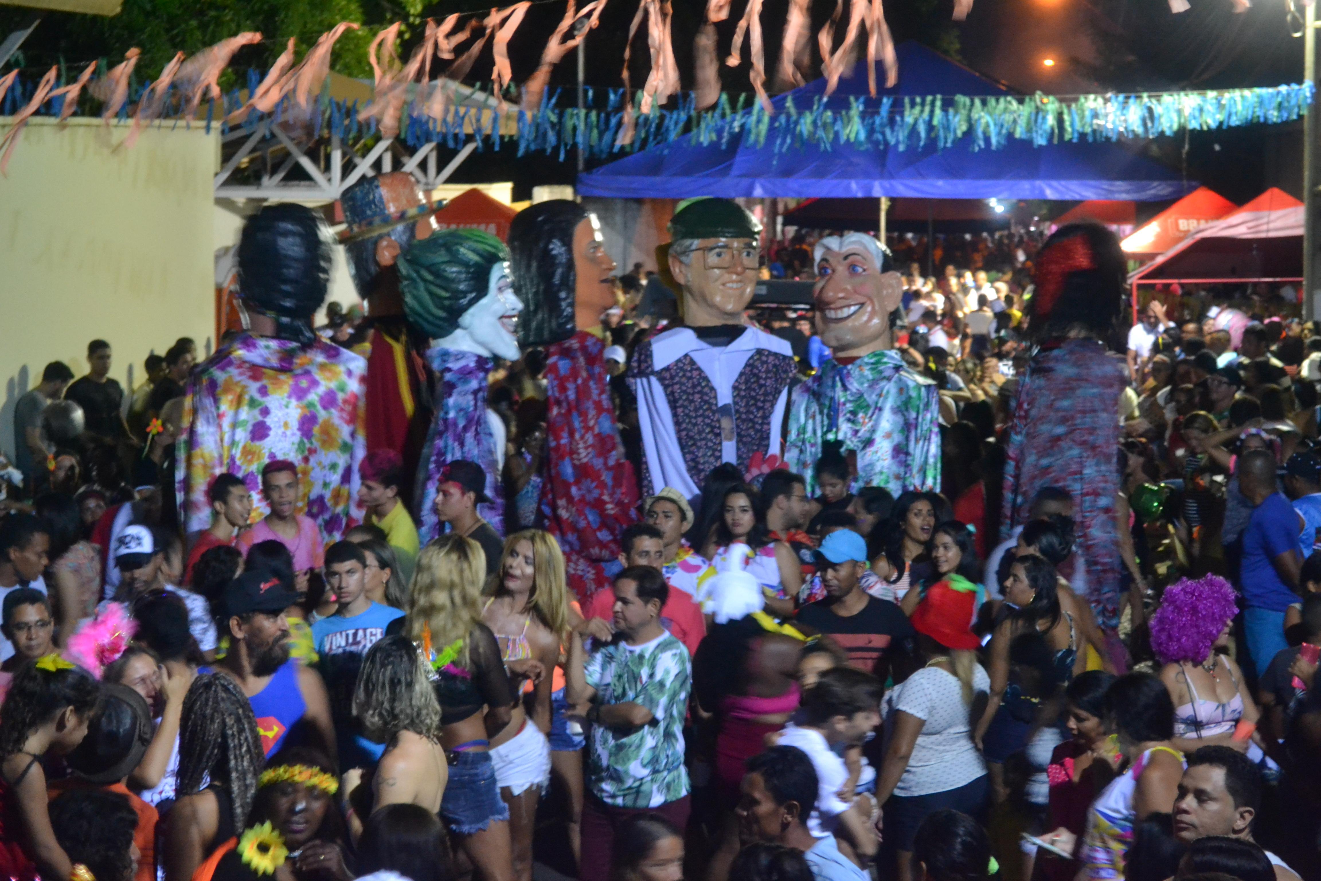 A folia do carnaval nos bairros de THE