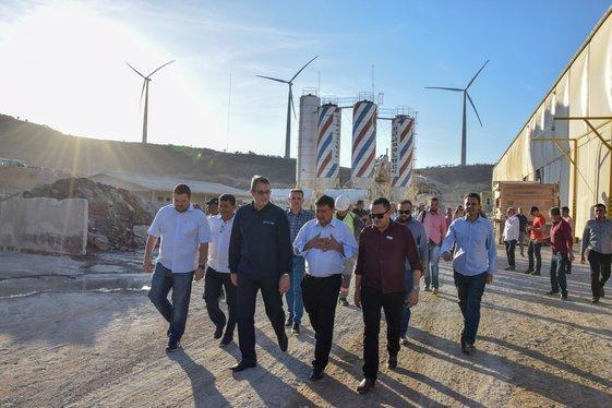 Governador visita fábrica de torres eólicas em Lagoa do Barro