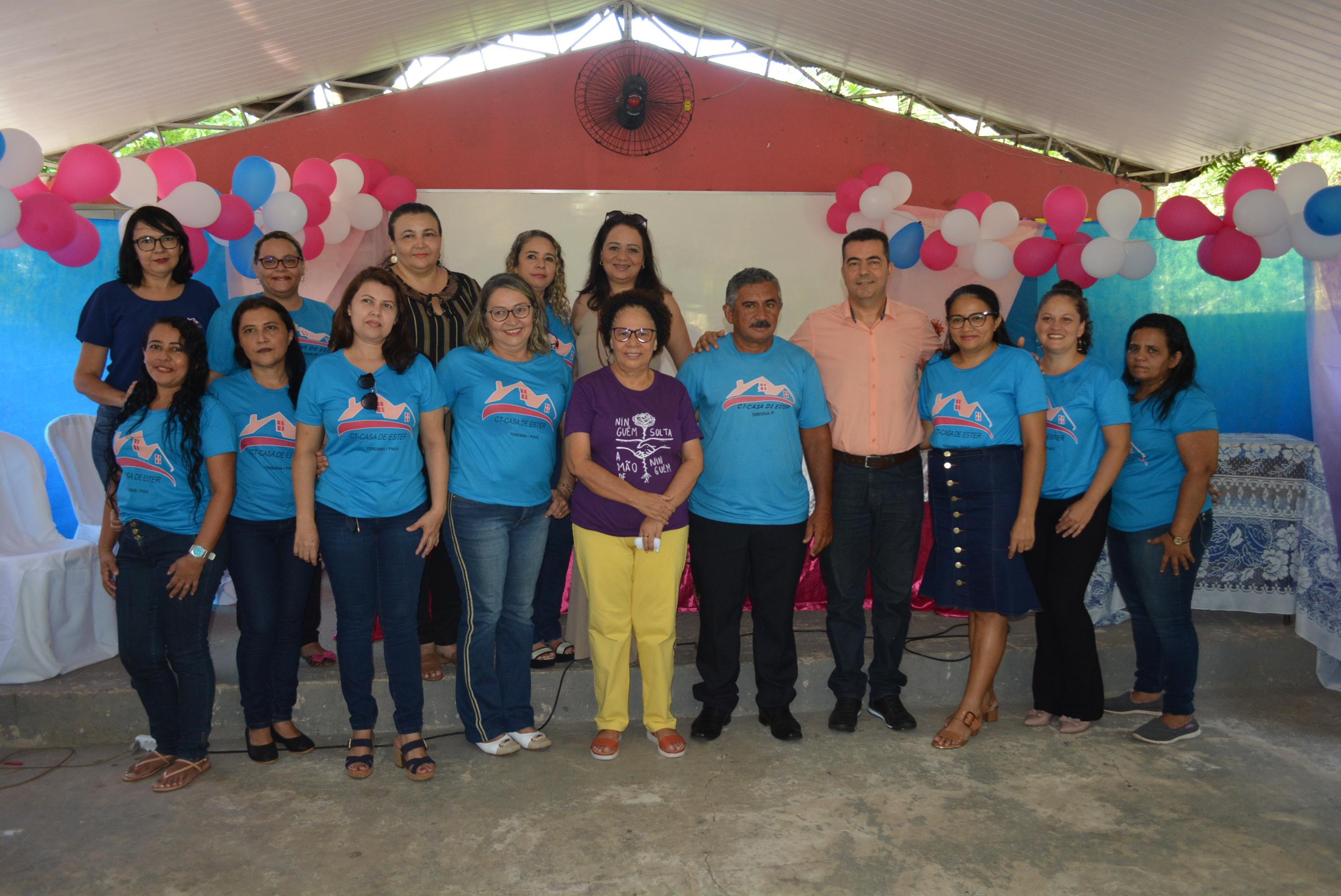 Regina com os voluntários