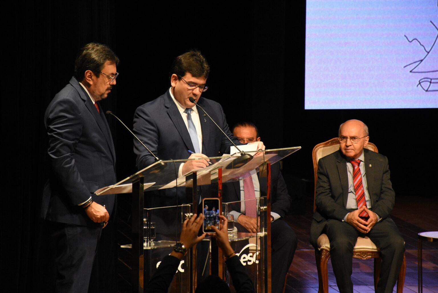 Governador Rafael Fonteles assinando o documento