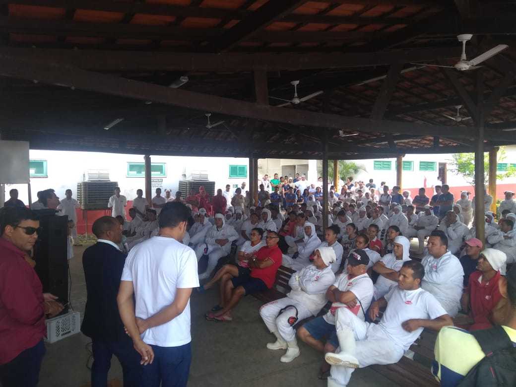 Reunião com colaboradores para informar o fim das atividades da empresa