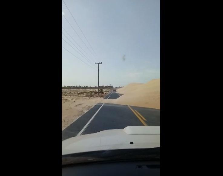 Dunas tomam a estrada de acesso às praias de Macapá, Maramar e Barra Grande