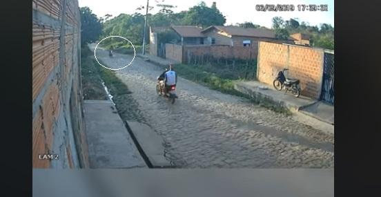 Dupla perseguiu professora de moto