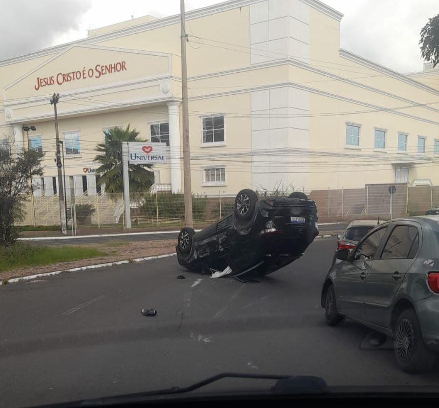 Carro capota na zona leste de Teresina