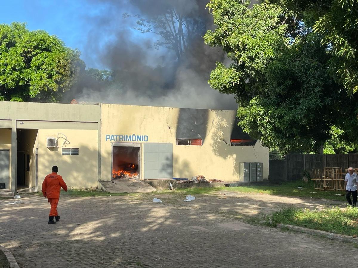 Corpo de Bombeiros tenta apagar as chamas