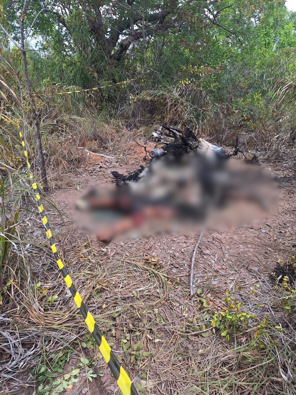 Os corpos foram encontrados em uma área de mata, de difícil acesso