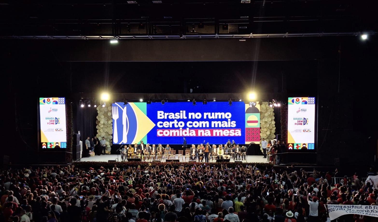 Multidão participa do lançamento do Brasil sem Fome em Teresina