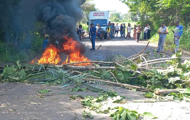 Moradores queimam troncos em protesto ao aumento da passagem de ônibus