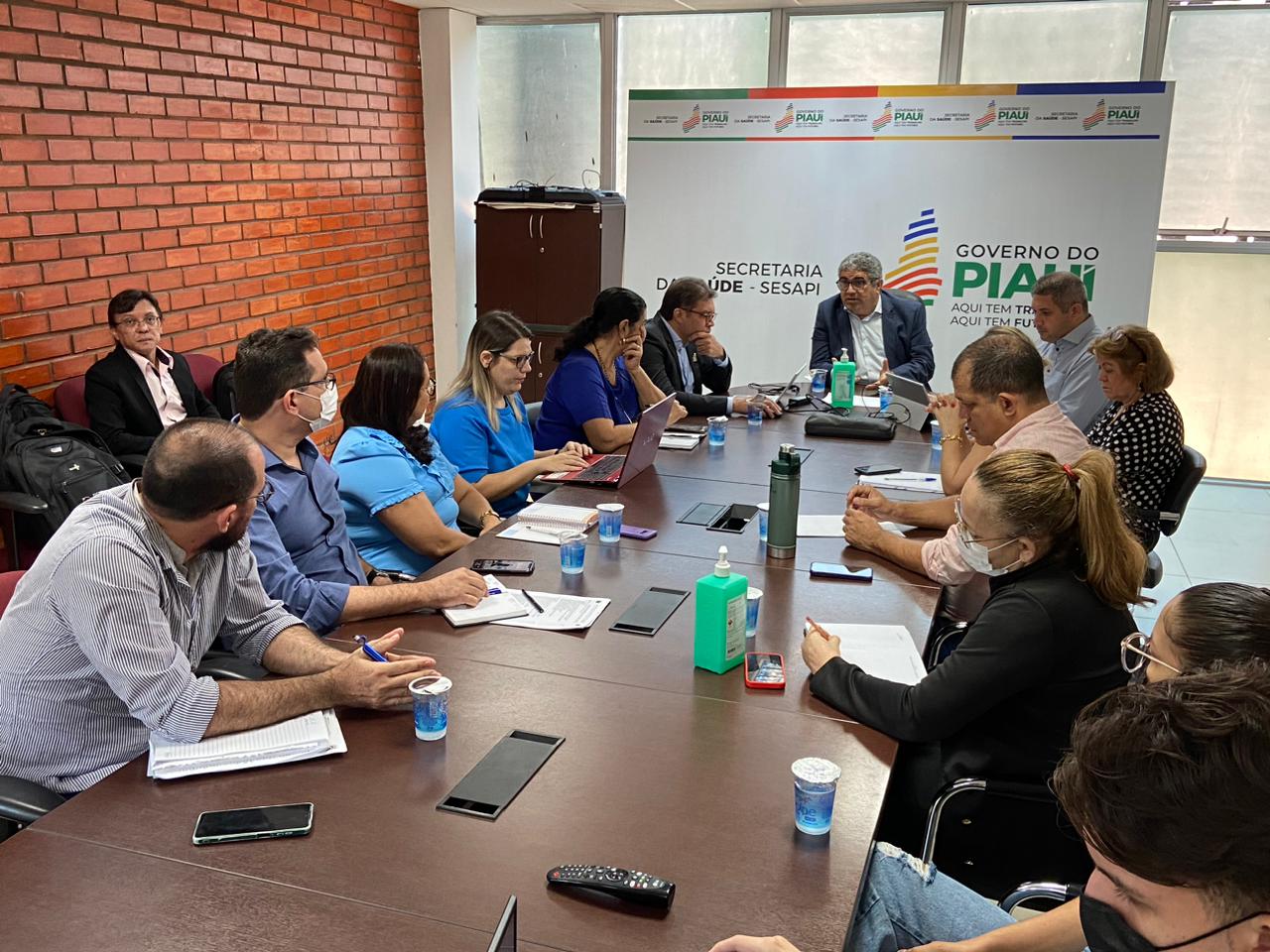 Membros do Comitê de Operações Emergenciais (COE) reunidos para avaliar situação da Covid