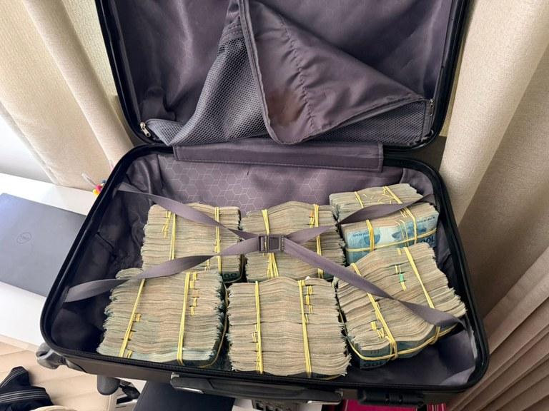 Polícia Federal apreendeu cerca de R$ 850 mil em dinheiro durante operação contra empresa suspeita de irregularidades em sorteios.