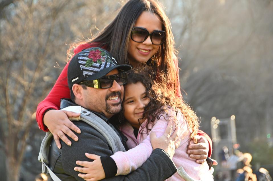 Edson com a afilhada Chloe Luzbet e a comadre Marcilia Luzbet