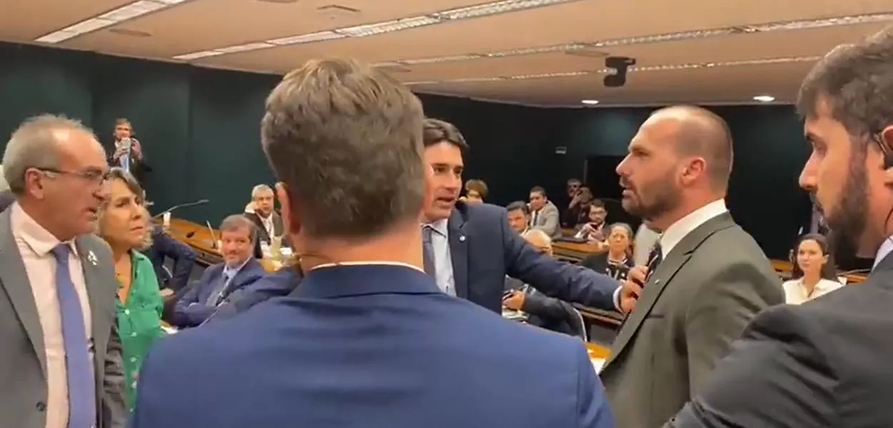 Eduardo Bolsonaro parte para a briga na Câmara