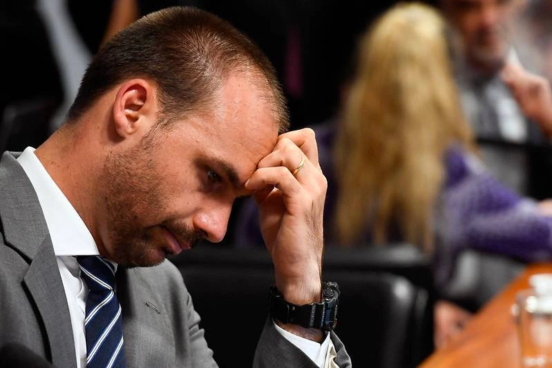 Eduardo Bolsonaro critica pedido da PGR de 43 anos de prisão para o pai e questiona: "A quem interessa?"