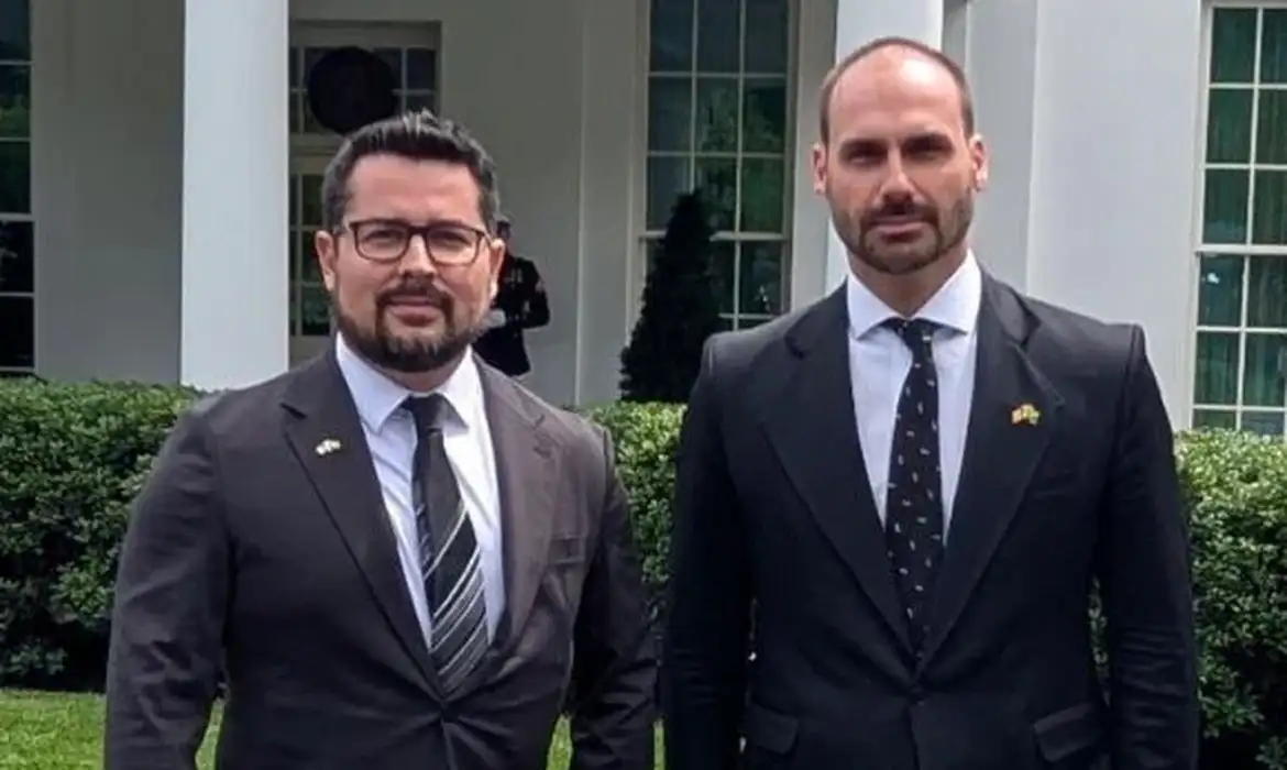 Deputado Federal Eduardo Bolsonaro e aliado Paulo Figueiredo foram acusados pela PGR por coação