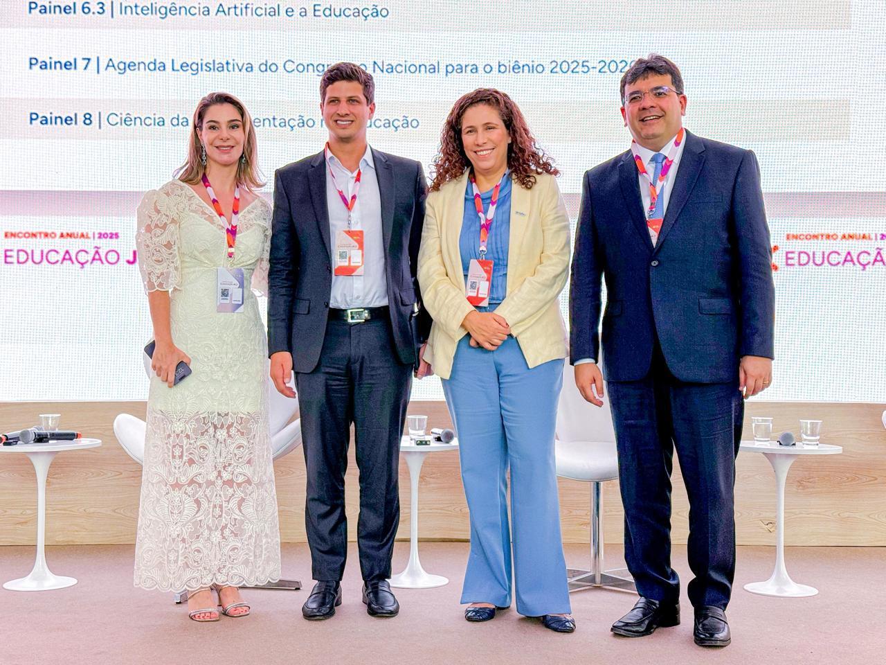 Governador Rafael Fonteles com a ministra Esther Dweck, e o prefeito João Campos
