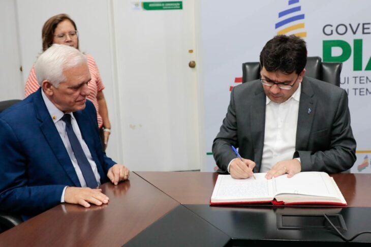 Rafael Fonteles transmite cargo para o vice Themístocles Filho