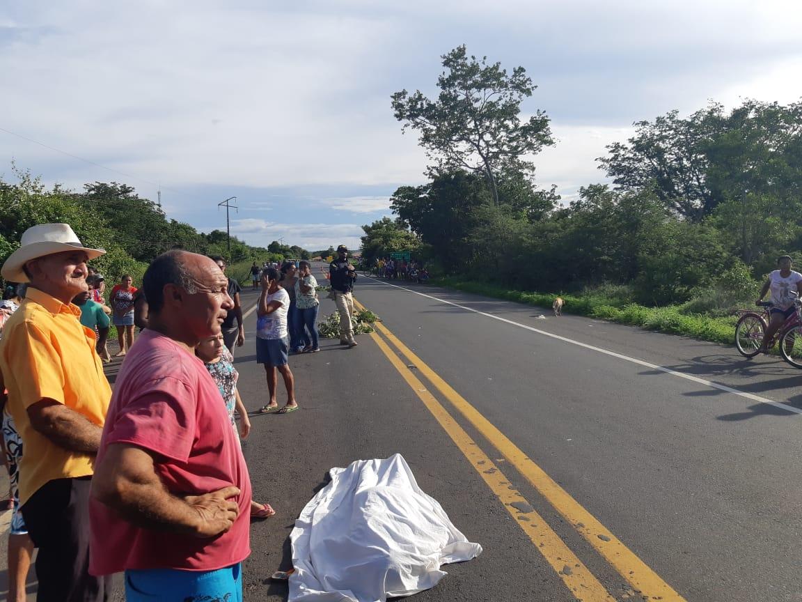 Ciclista de 64 anos morre atropelado por ônibus na BR-135