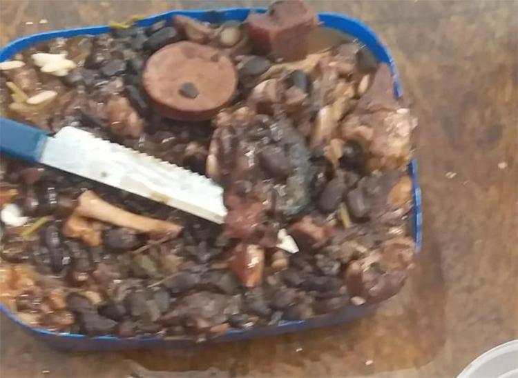 Mulher tenta entrar em presídio com celulares escondidos em feijoada