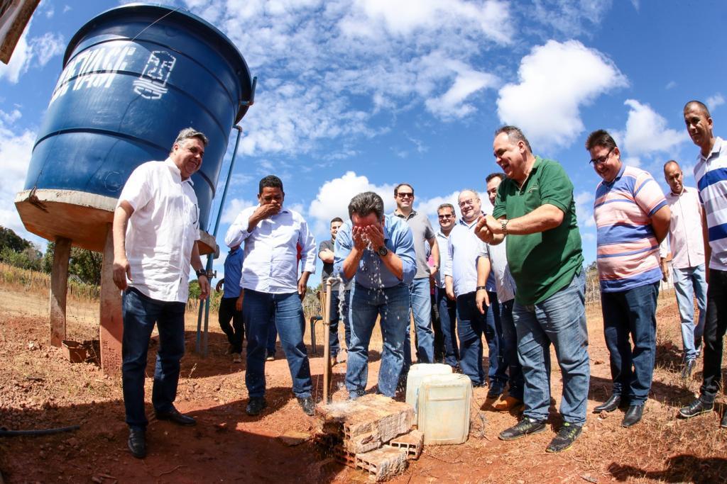 Ciro Nogueira lava o rosto no chafariz de poço instalado em Aroazes