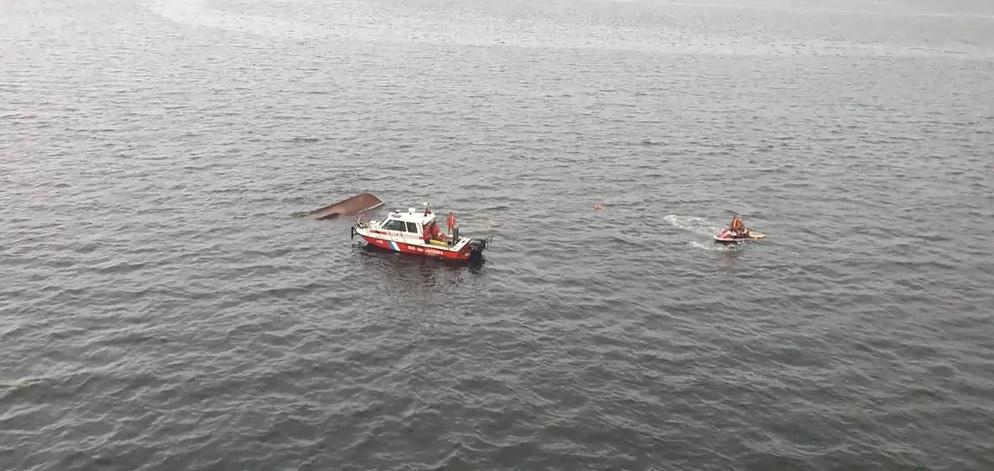 Embarcação vira na Baía de Guanabara