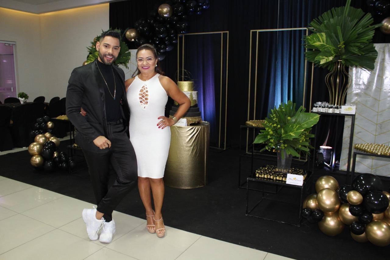 Empresária Lúcia Sousa ao lado do personal trainer Bruno Morais