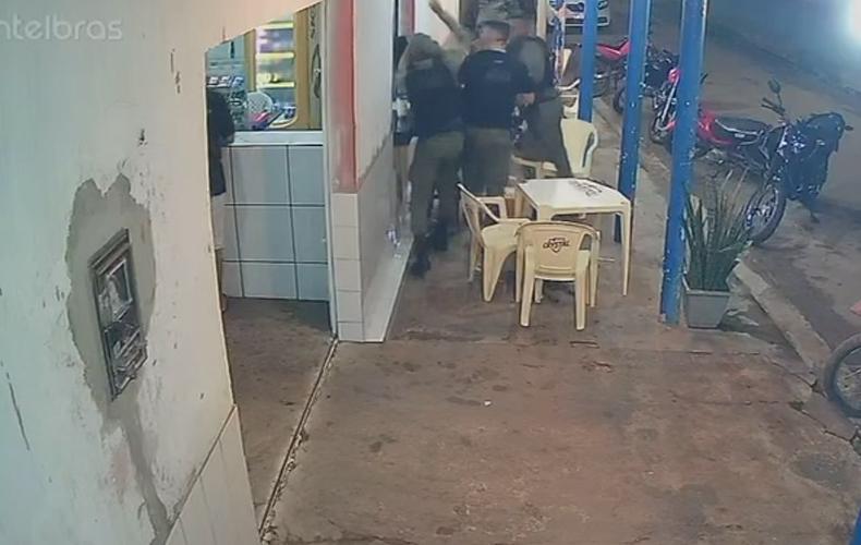 Policiais militares são flagrados em abordagem truculenta em um bar em Luzilândia