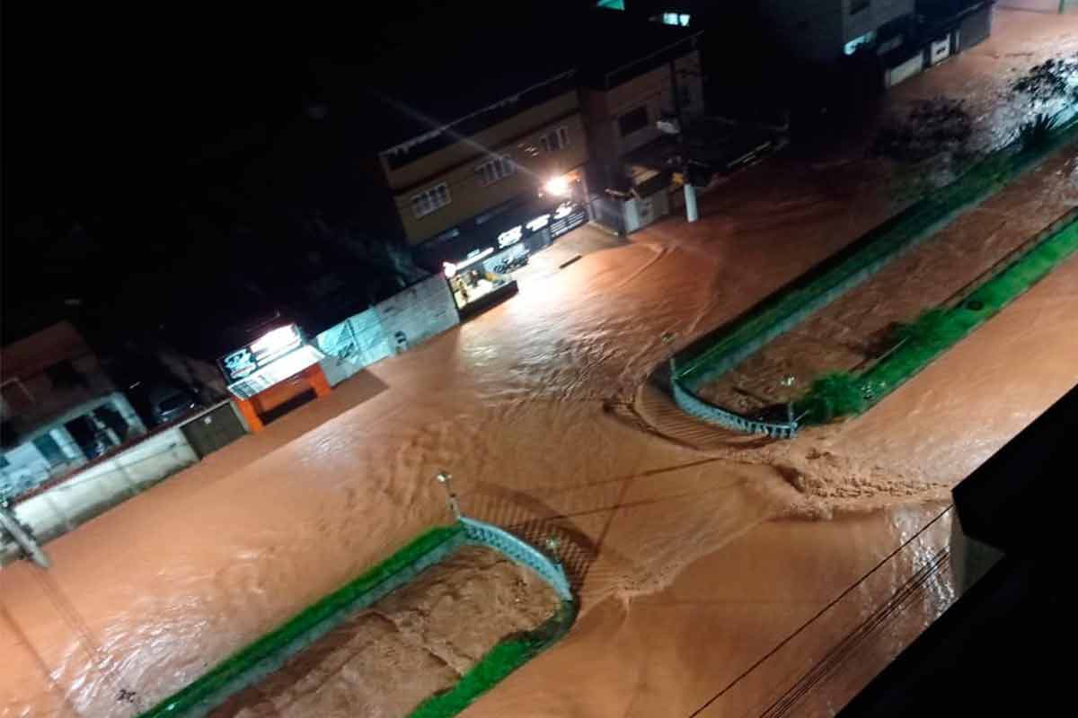 Chuvas em Minas Gerais deixa 23 mortos; caixões são arrastados pela água em Ubá - assista