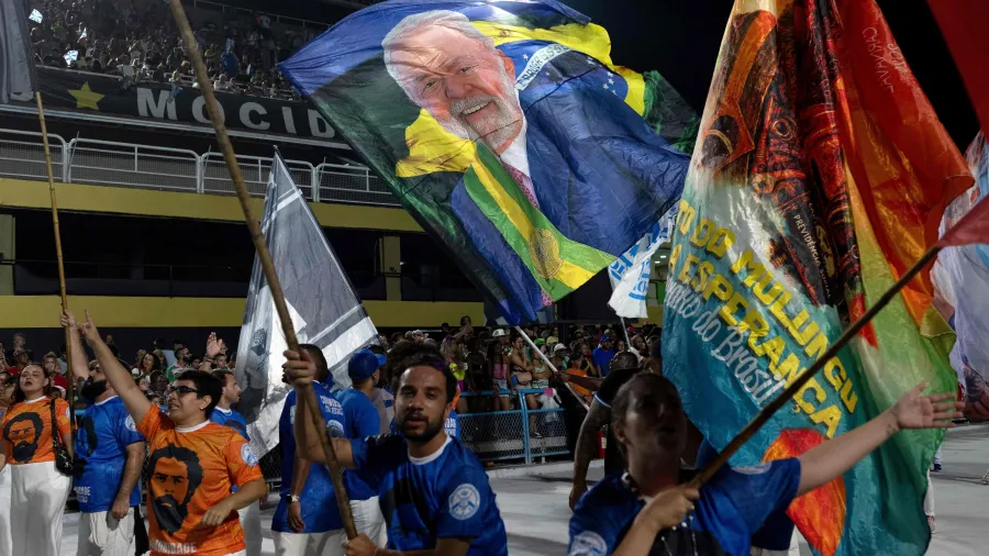 Samba-enredo conta a trajetória de  Lula até seu terceiro mandato