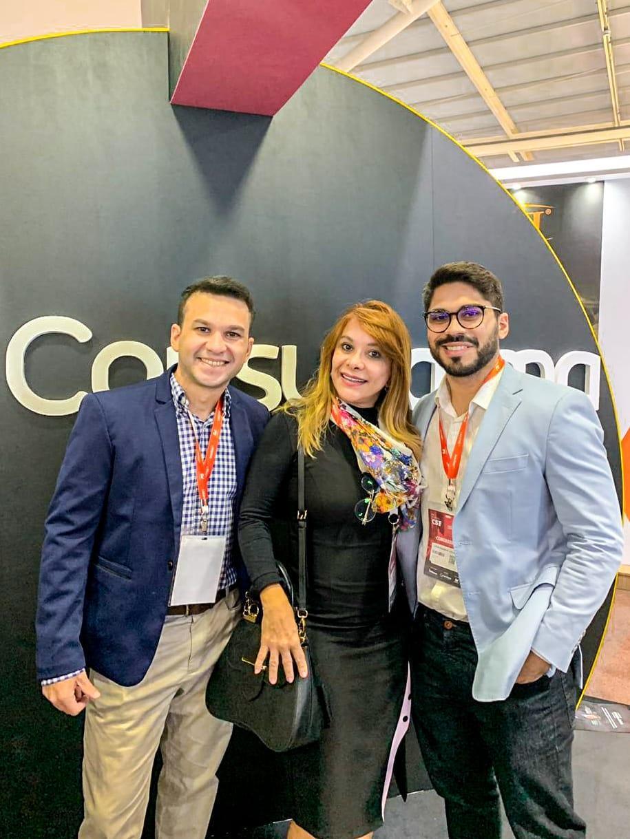 A farmacêutica Soraya Aguiar ladeada pelos filhos Pedro Henrique e Lucas Lopes durante congresso internacional em São Paulo
