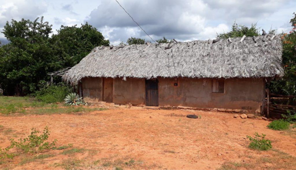 Casa de palha onde funciona a escola de Ensino Fundamental