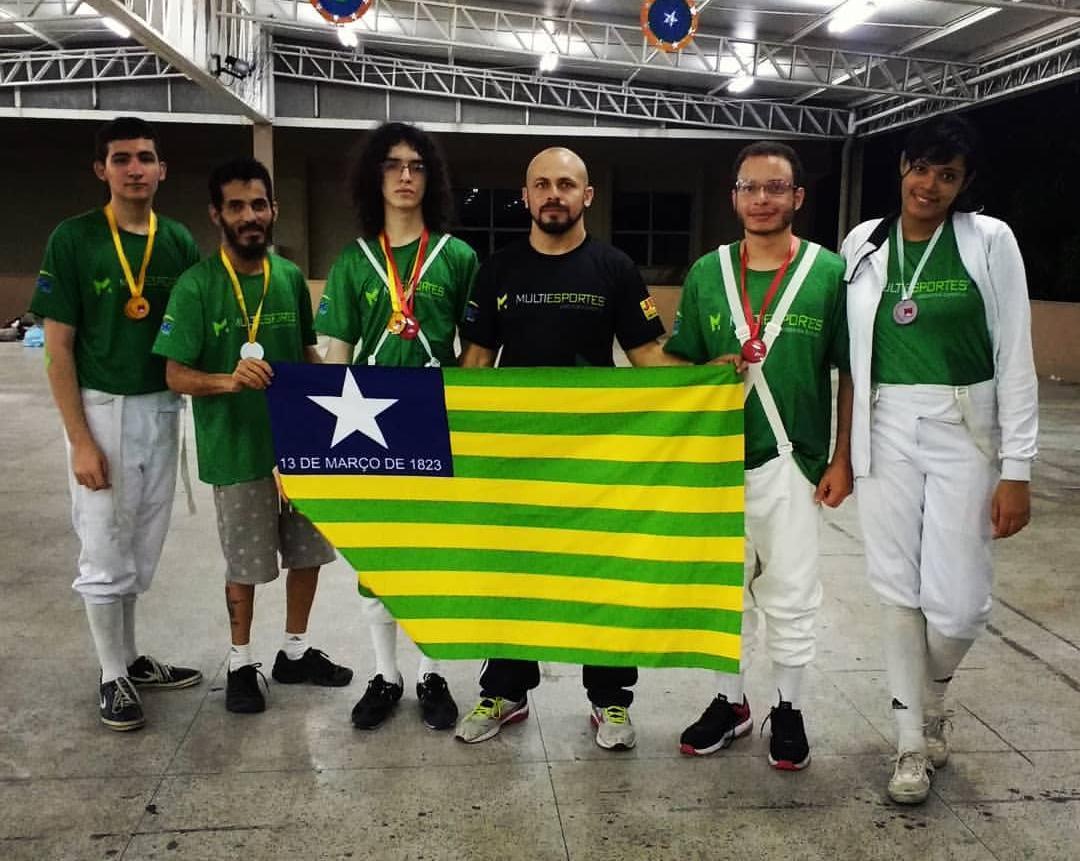 Moisés Melo com a Seleção Piauiense de Esgrima no Festival de Esgrima em Belém no Pará. A seleção voltou ao Piauí com 04 medalhas de ouro e 01 de prata.