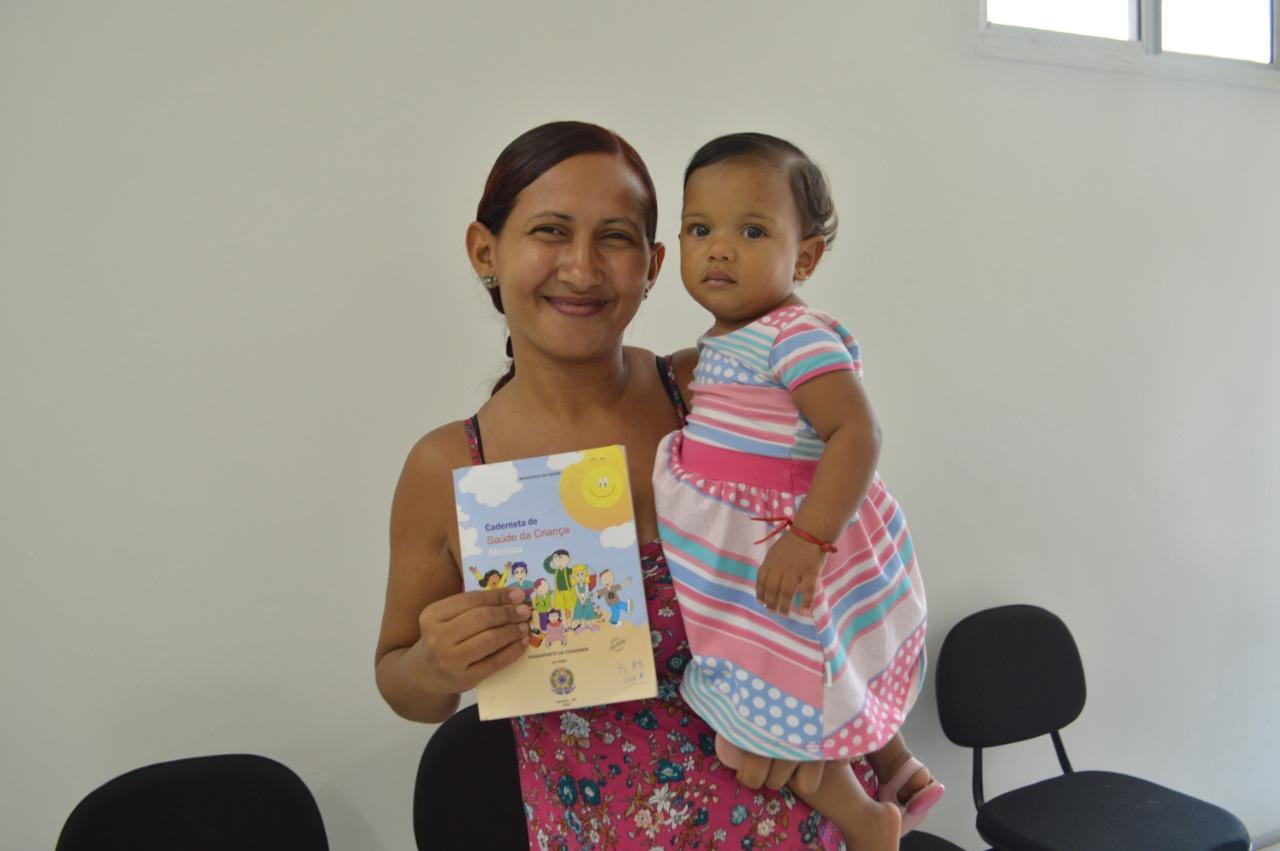 A pequena Evelim Maria nos braços de sua mãe