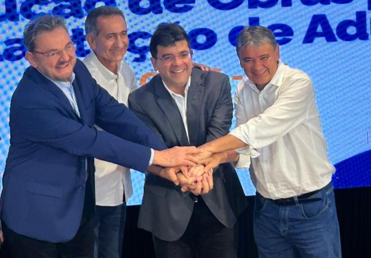 Wellngton Dias, Rafael Fonteles e Wilson Martins celebram assinatura de contrato que beneficiará 22 mil moradores no semiárido piauiense