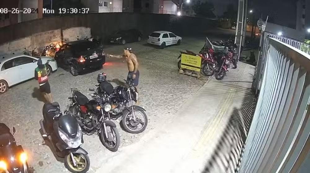 O carro do casal foi cercado pelos criminosos, que atiraram várias vezes contra o veículo