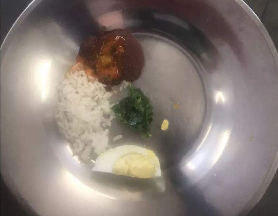 Crianças dividem ovo em merenda escolar