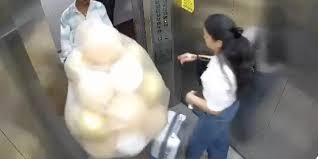 Balões estavam sendo transportados e explodiram dentro de elevador