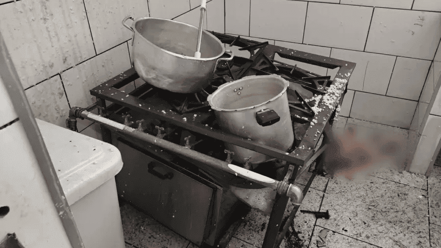 Estado do fogão após panela de pressão explodir e deixar 2 merendeiros feridos