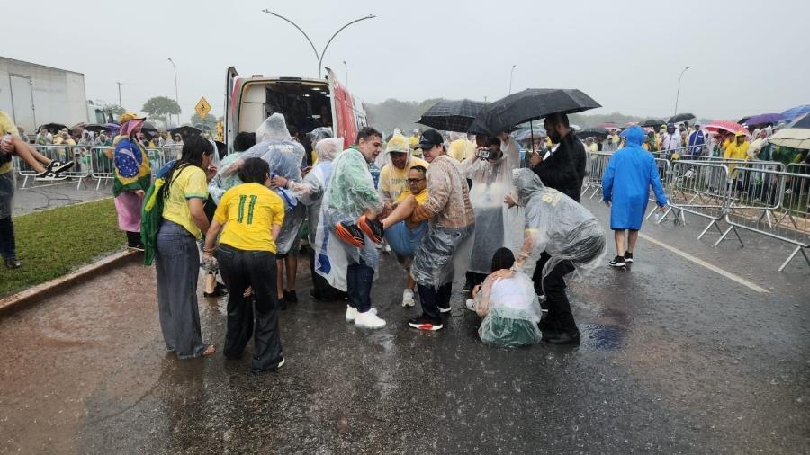 Manifestantes recebem atendimento após queda de raio durante ato político na Praça do Cruzeiro, em Brasília