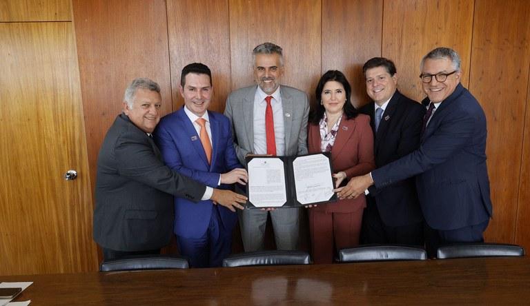 Ministro das cidades, Jader Filho, com o ministro das Relações Institucionais, Alexandre Padilha e a ministra do Planejamento e Orçamento, Simone Tebet